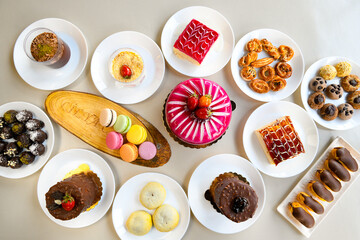 Close-up of homemade mug cakes with protein topping. Tek kisilik, adet yas pasta. Dogum gunu pastasi