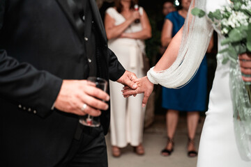 Obraz premium Manos cogidas de los novios despues de la copa