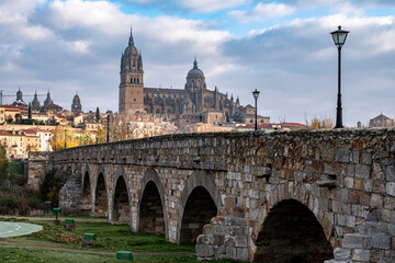 Fototapeta na wymiar Catedral de Salamanca, Puente romano, Castilla y León, España