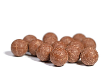 Schokoladekugeln vor weißem Hintergrund
