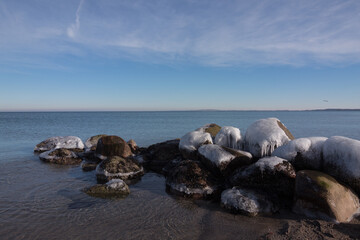 Fototapeta na wymiar Vreiste Steine an der Ostsee im Winter,