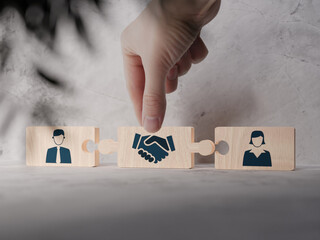 Wooden blocks with an icon of a woman and a man and mediation. Concept of mediation between spouses, divorce. Divorce proceedings before the Court. The role of the mediator... - obrazy, fototapety, plakaty