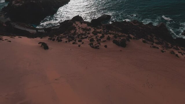toma de dron en las dunas cerca  del mar 