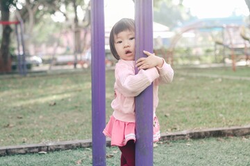 Obraz premium little girl on swing