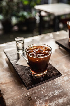 Der Luwak Kaffee ist weltweit der teuerste Kaffee. Eiskaffee im Glas mit Eiswürfeln