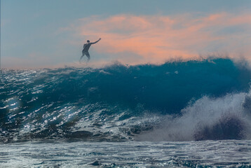 Surfer au dessus e la vague 