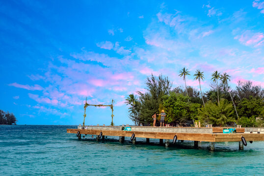 Pontonde l'ancien Club Met de l'île de Moorea en Polynésie au coucher du soleil rose et bleu