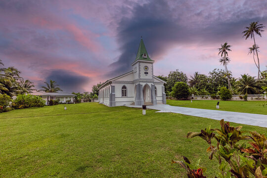 temple protestant en Polyn&eacute;sie fran&ccedil;aise au coucher du soleil