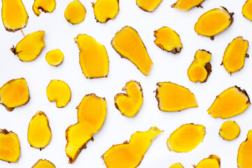Naklejka premium Phlai slices, Cassumumr ginger or zingiber montanum on white background.