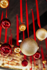Adornos decorativos navideños con forma de bola colgando del techo
