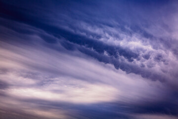 夕日の当たる冬の暗い雲	