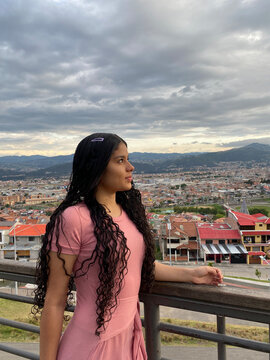 CURLY HAIRED GIRL LOOKING AT THE HORIZON