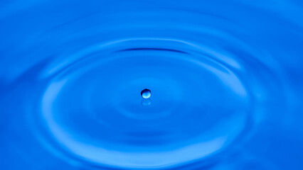 水面で跳ねる水滴　環境イメージ