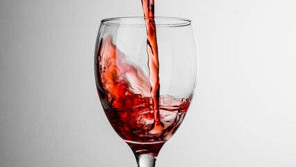 Fototapeta na wymiar グラスに注がれる赤ワイン　アルコールイメージ