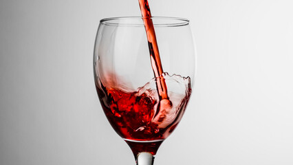 グラスに注がれる赤ワイン　アルコールイメージ