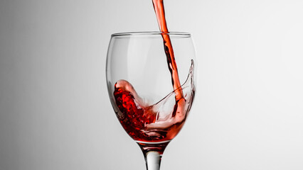 グラスに注がれる赤ワイン　アルコールイメージ - obrazy, fototapety, plakaty