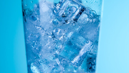 氷の入ったグラスに注がれる炭酸水	