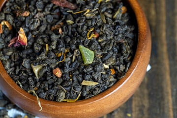 Dried large-leaf green tea with pieces of fruit