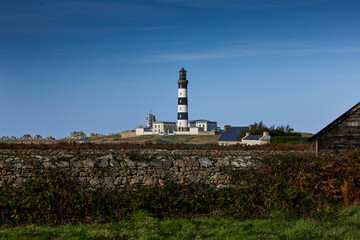 Fototapeta na wymiar Ile d'Ouessant, Cote rocheuse ouest et phare du Creac'h