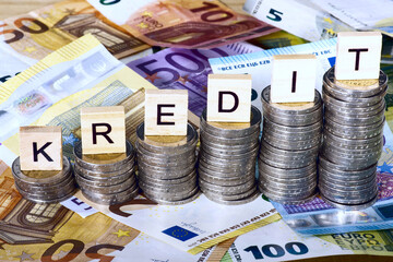 Euro Banknoten und Münzen und Kredit