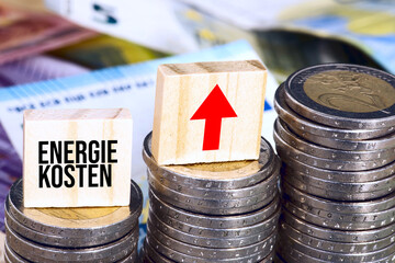 Euro Geldscheine und Münzen und Steigende Energiekosten