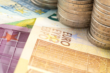 Nahaufnahme Euro Geldscheine und Münzen