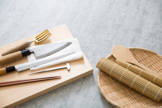 和食イメージ　魚料理の調理道具　出刃包丁、刺し身包丁