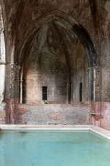 les bassins de la fonte branda a sienne avec des reflets d'eau turquoise - obrazy, fototapety, plakaty
