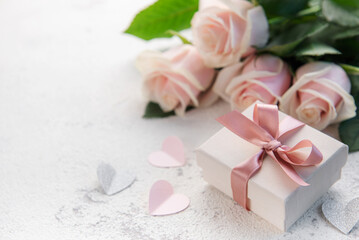 Obraz na płótnie Canvas Pink pastel roses with gift box