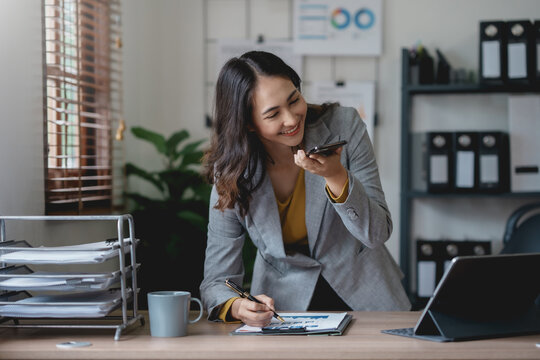 Asian Businesswoman, Real Estate Agent, Talking On The Phone With A Customer About The Details Of Selling A House How To Buy A House Step By Step In The Office And Use The Tablet.