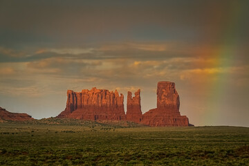 Obraz premium View of beautiful rock formations in Monument Valley Tribal Park, USA, with rainbow in background