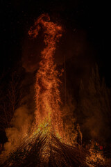 高く上がる火柱