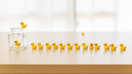 長い列を作っている個性のあるアヒル © hinakasumi