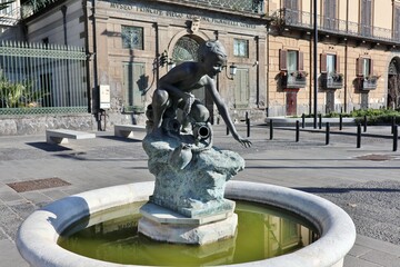 Napoli - Fontana Il Pescatore di Granchi dell'artista Giovanni De Martino in Largo Pignatelli