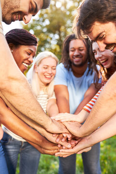 H&auml;nde stapeln f&uuml;r Freundschaft und Teambuilding