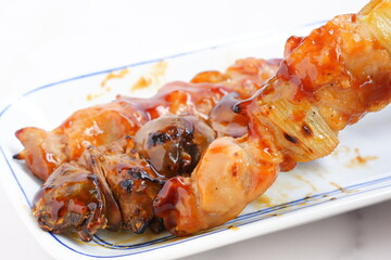 焼き鳥の盛り合わせ（ネギマ、もも、レバー）