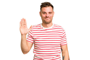 Naklejka premium Young caucasian handsome man isolated smiling cheerful showing number five with fingers.