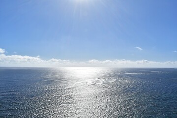 沖縄の果報バンタのエメラルドグリーンの海と青い空	