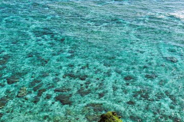 Naklejka na ściany i meble 沖縄の果報バンタのエメラルドグリーンの海と青い空 