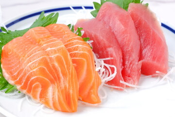 新鮮なお刺身の二種盛り（まぐろとサーモン）