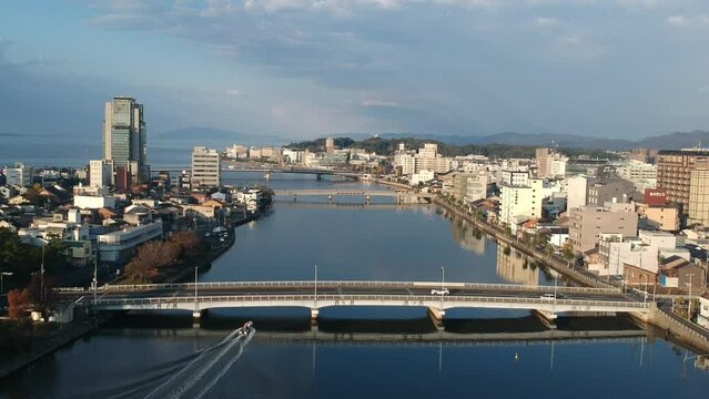 ドローンで空撮した秋の宍道湖の風景と沿岸の町並みの様子