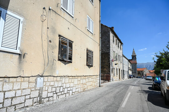 Fototapeta Vrlika, Croatia. Buildings and street in the center of town.