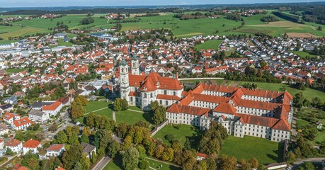 Ottobeuren und die Benediktiner-Abtei mit der markanten Basilika im Luftbild