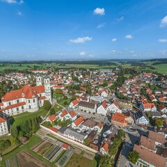 Obraz premium Ausblick auf das Ortszentrum von Ottobeuren im schwäbischen Günztal südlich von Memmingen