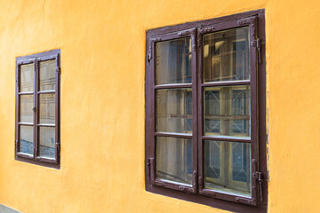 Obraz premium Windows of an old historic building. Architectural travel background with selective focus