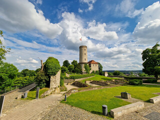 Sparrenburg Bielefeld in sunny weather and beautiful skies - obrazy, fototapety, plakaty