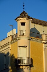 Fototapeta na wymiar Antiguo edificio junto al río Guadalquivir, Sevilla