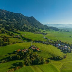 Naklejka premium Herbstlicher Spätnachmittag bei Rettenberg im Oberallgäu - kleine Weiler am Westhang des Grünten