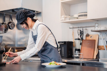 レストランのキッチンで働くスタッフ