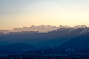 Obraz premium Aerial view over City of Zürich with Swiss Alps in the background on a sunny autumn evening. Photo taken December 6th, 2022, Zurich, Switzerland.